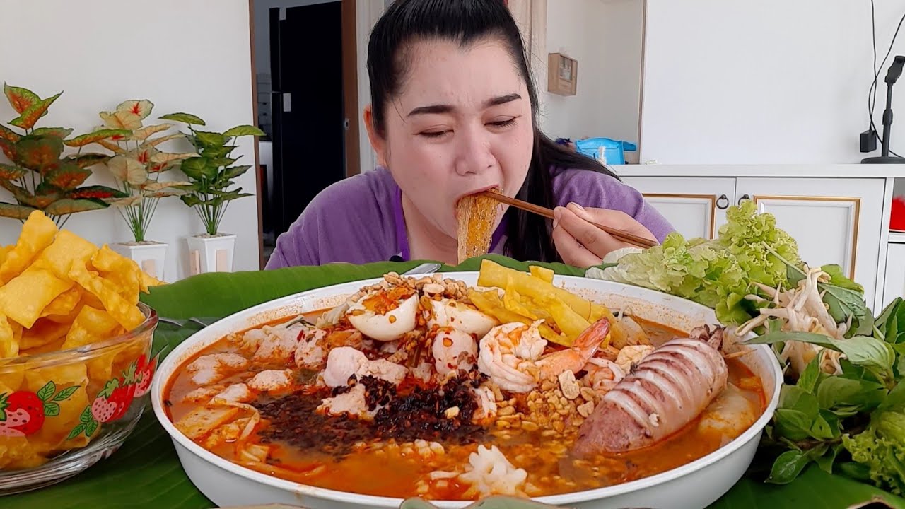 ก๋วยเตี๋ยวต้มยำทะเลรวมมิตร กินคู่กับเกี๊ยวทอดกรอบอร่อยมากค่ะ 1 มิถุนายน พ.ศ.2565