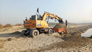 Samsung excavator heavy equipment loading on tractor amazing||samsung excavator