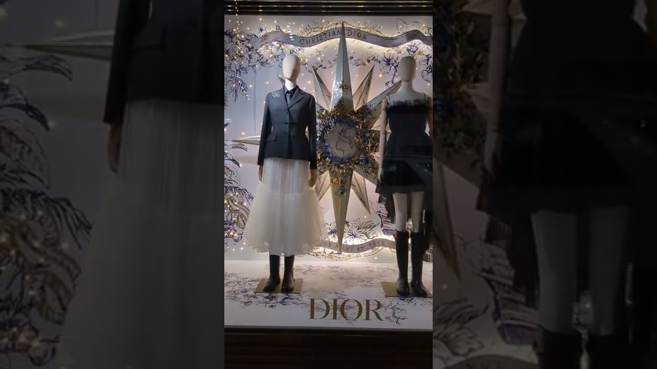 Neue Mode von Dior. Luftige Röcke, Kleider und hohe Stiefel. Alles in Schwarz und Weiß