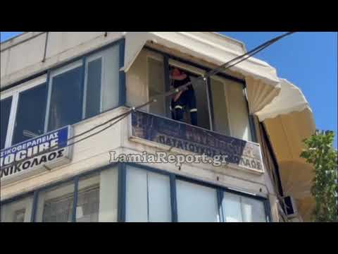 LamiaReport.gr: Έσπασε τζαμαρία από τον ισχυρό άνεμο στο κέντρο της πόλης