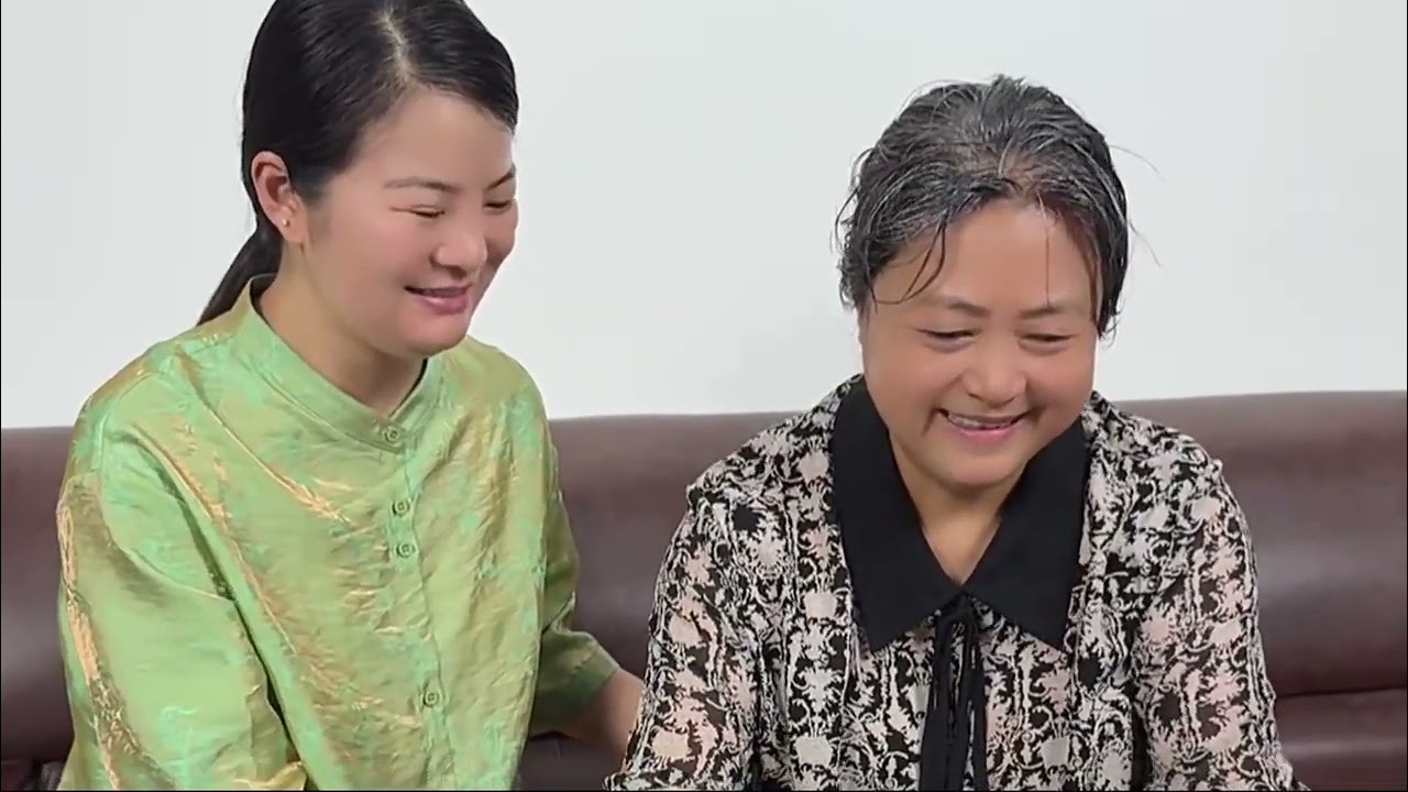 苦寻多年终于见到了 36年未曾 抹面的亲生 母亲  谁懂这种煎熬？失散36年的妈妈就在眼前，我在雨里整整徘徊一个小时，一步也迈不出去，也不敢靠近 #父女 #亲情 #弥补 #寻亲