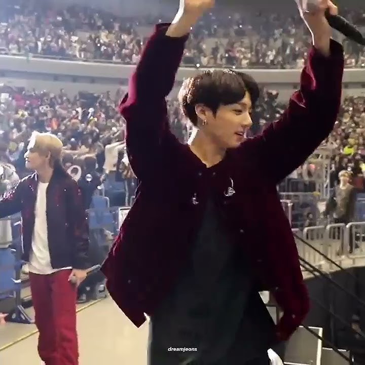 jungkook high-fiving armys in japan after a performance 🥺 such a sweet moment!