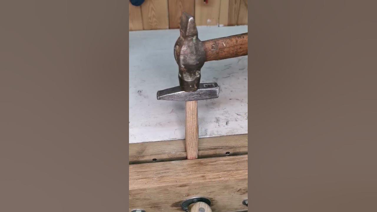 Способ насаживания молотка на рукоятку