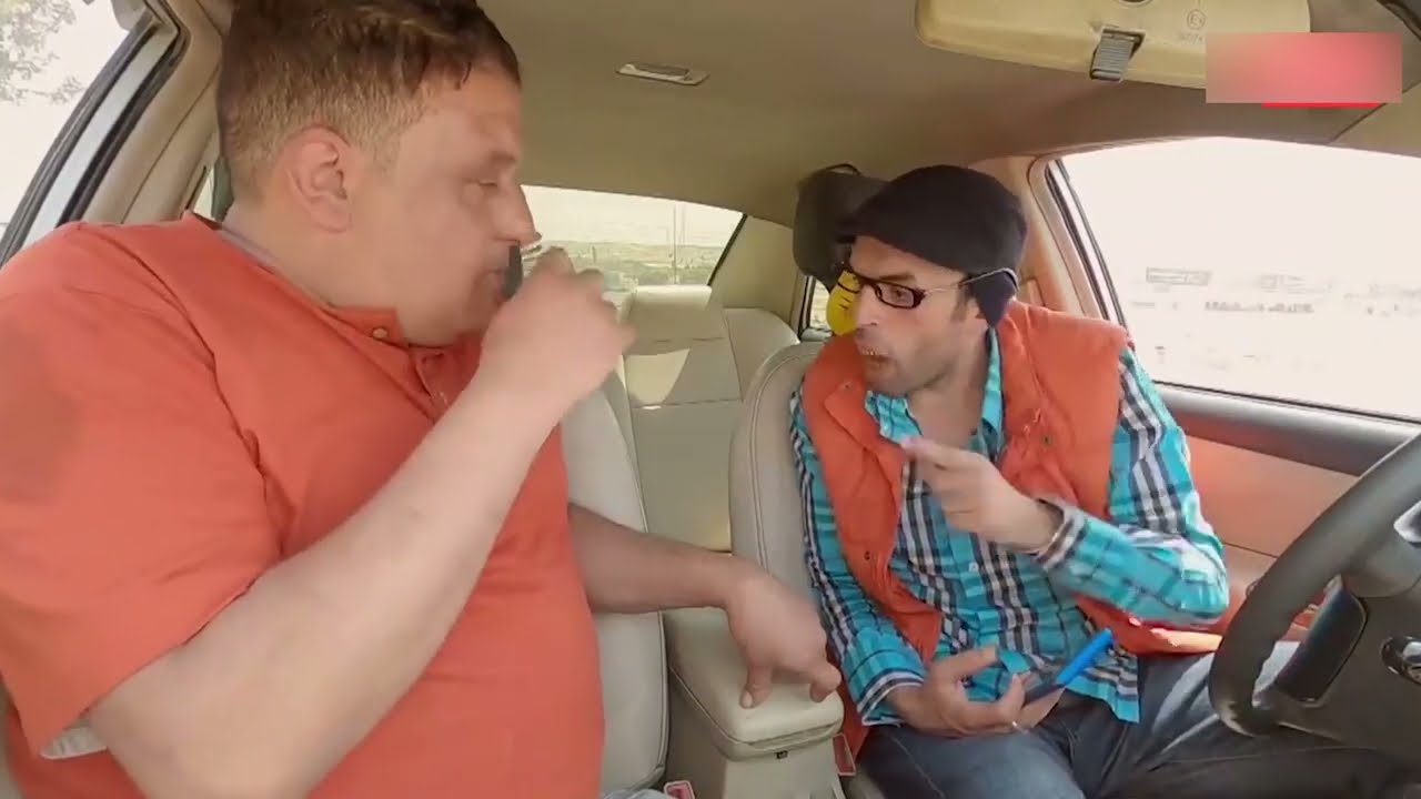 السواق طلع ديلر وبيتخانق مع زباينه الراكب إتصدم وإتصل بإصحابه علشان ينقذوه