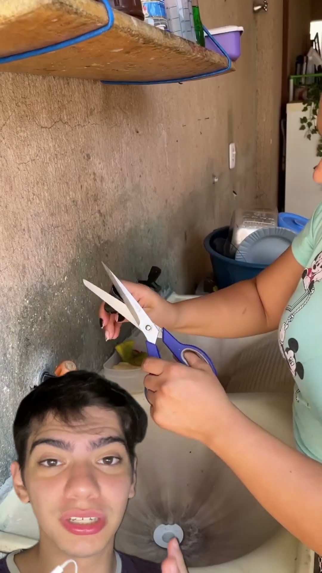 Use a ponta da vassoura como tampa de tanque! ?✂️ Simples, prático e super útil! Testa aí!