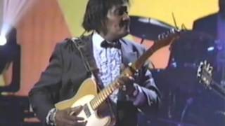Video voorbeeld van "BB king - Eric Clapton  - Albert Collins - Buddy Guy  - Jeff Beck. Live apollo hall fame 1993"