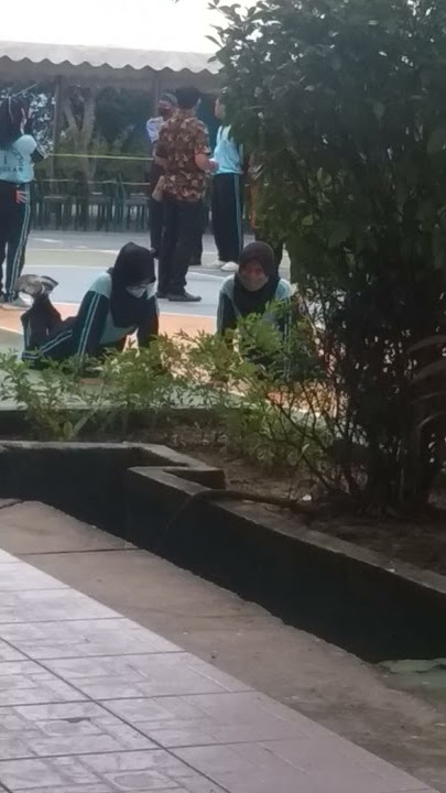 Kedua siswi ini disuruh pushup