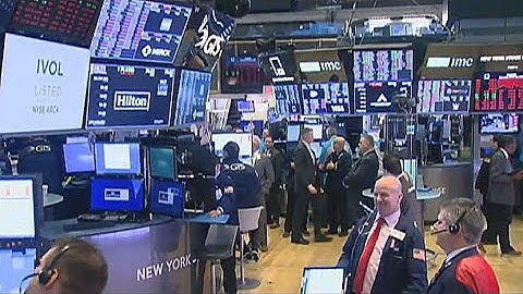 Dow Jones plunge causes alarm, but investing experts advise to stay put