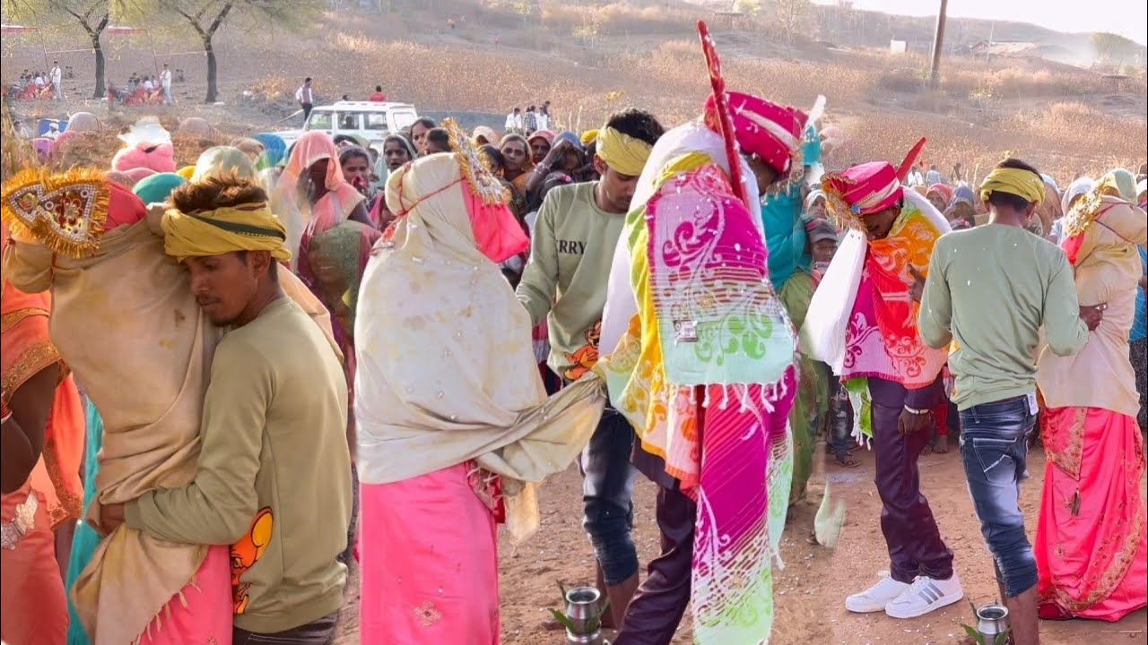 लाडा लाडी को  मण्डप में लाए लाडी बोहोत रोए आदिवासी  वीडियो आदिवासी समाज लग्न फेरे