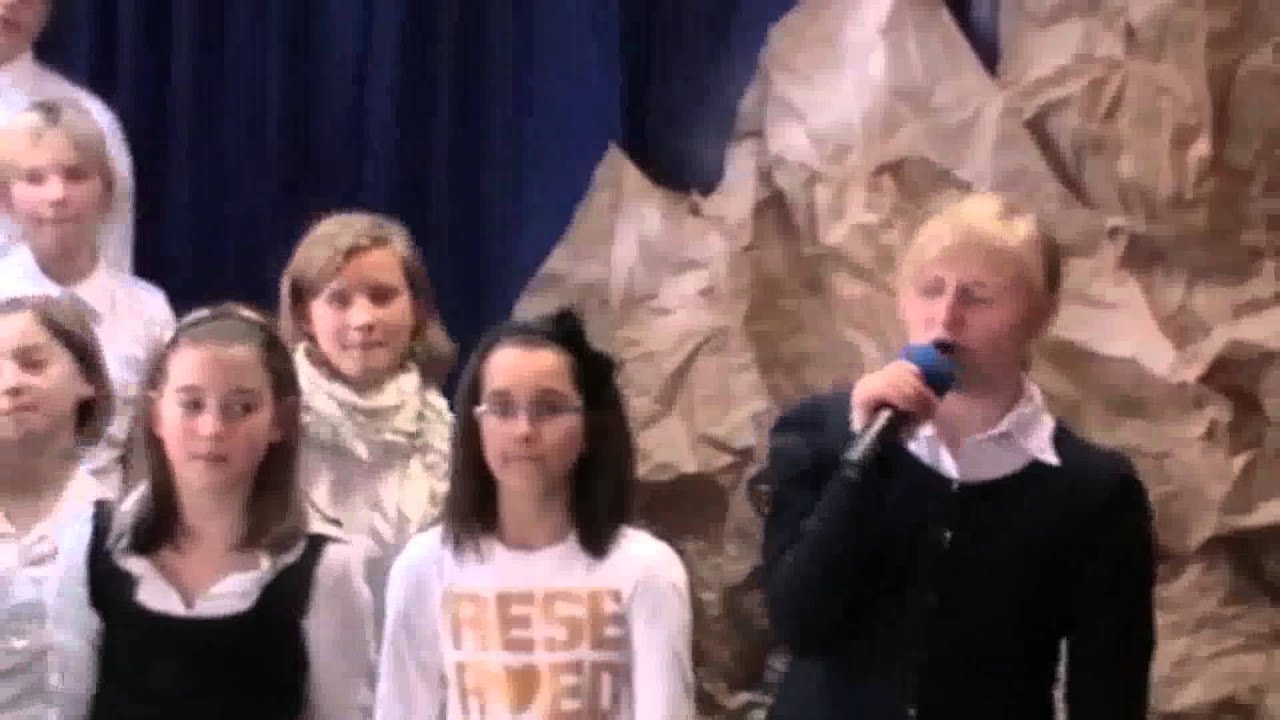 "Święta" Wiktoria Wojdyła wraz ze szkolnym chórem - YouTube