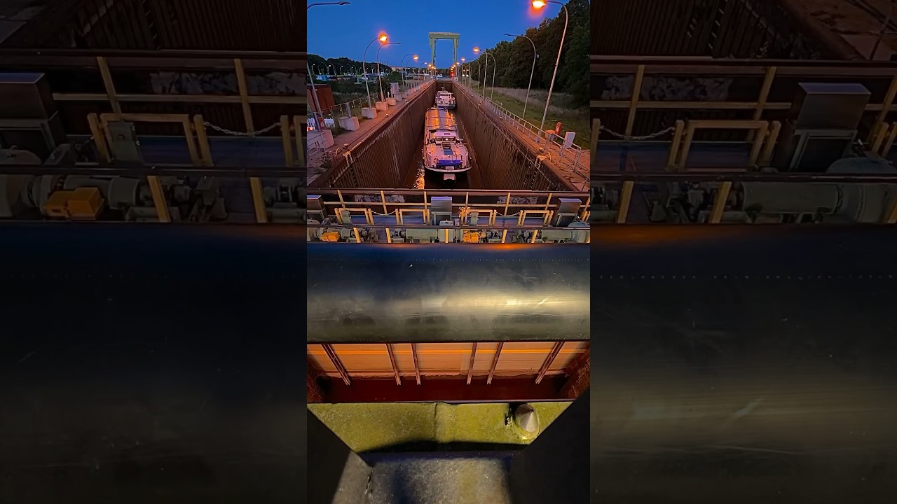 Schleuse Friedrichsfeld ⚓️ Enjoy canal lock Wesel Datteln Kanal. Cargo ship, tanker, dusk 