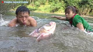 Primitive Life - Forest People Sleep Meet Big Fish - Skills Catch Giant Fish For Survival