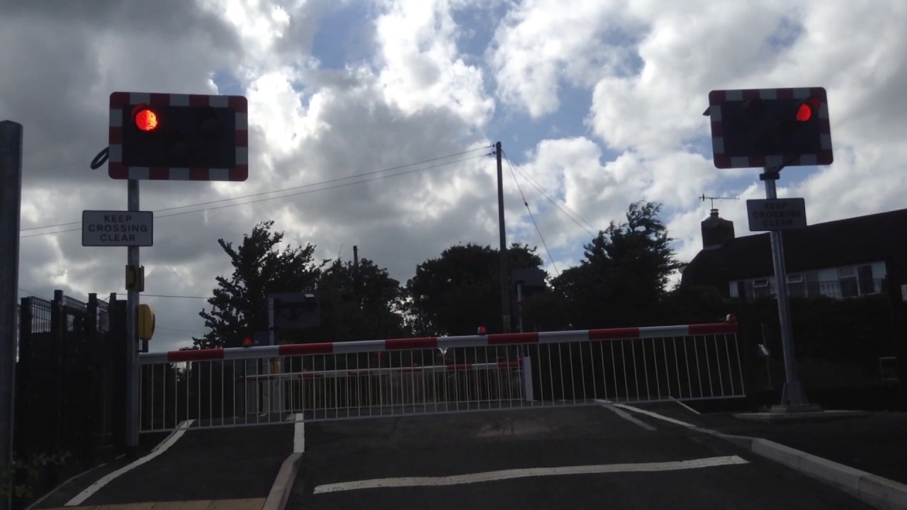 Oddingley Level Crossing (Worcs) 11/06/2017 - YouTube