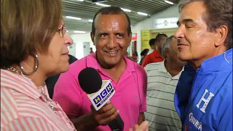 Aficionada de la Bicolor increpa a Jorge Luis Pinto antes de viajar a México