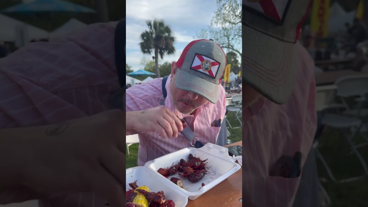 How to eat Crawfish with one hand #cajun #crawfish #pensacolacrawfishfestival