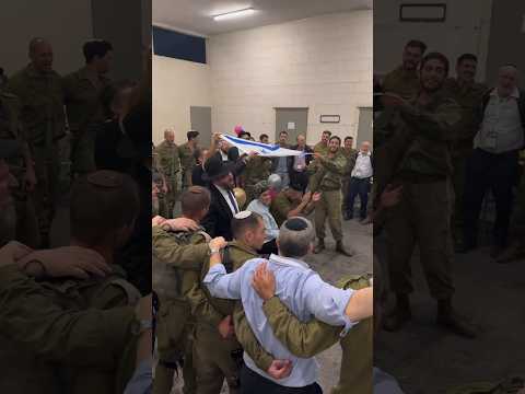 40 rabbis flew in from America to celebrate a wedding with a soldier and his bride #israel