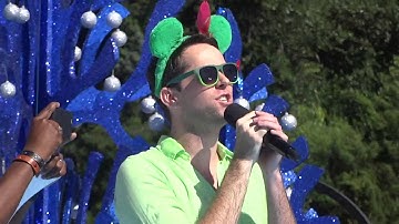 David Foster Brings up Audience Member to Sing "The Prayer" at Disney Parade