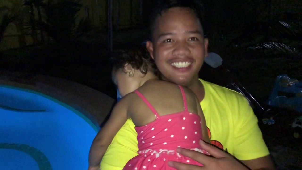 A TWO YEARS OLD CAN SWIM AND DIVE YouTube