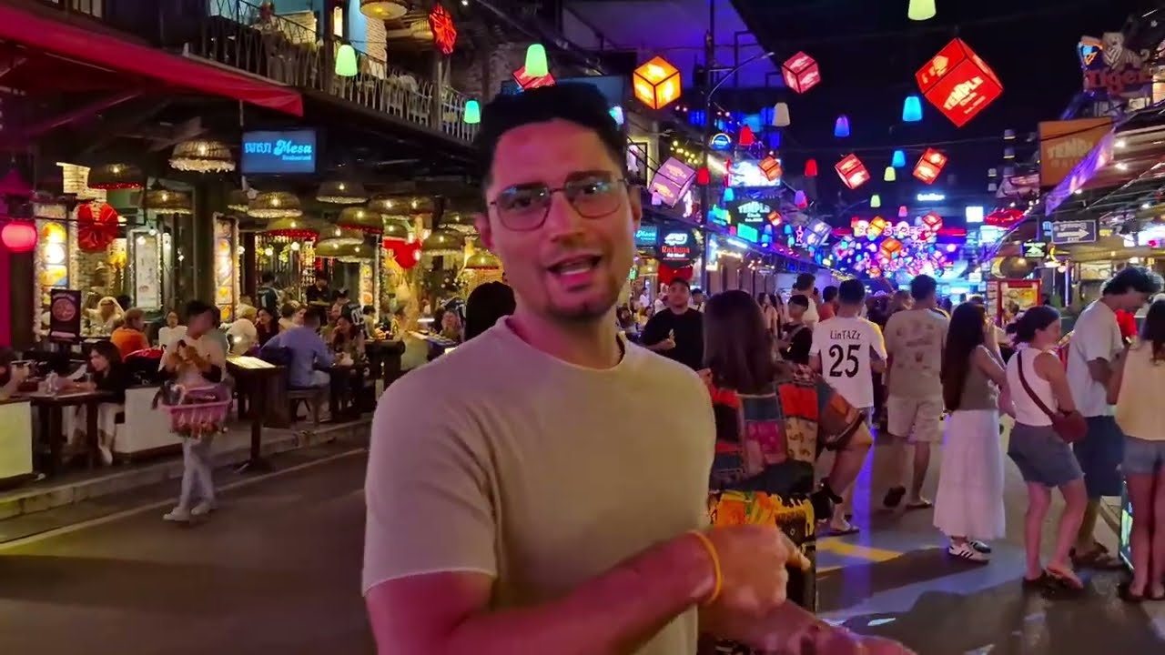 Cubanos visitan la calle más famosa de Camboya de noche. LOCURA TOTAL. 