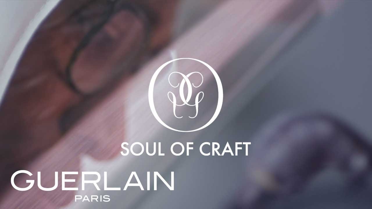 video GUERLAIN Les Météorites Light Revealing Pearls of Powder