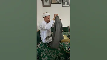 تبركنا بلباس الحبيب العلامه حامد بن محمد السري في مالنج اندونيسيا 