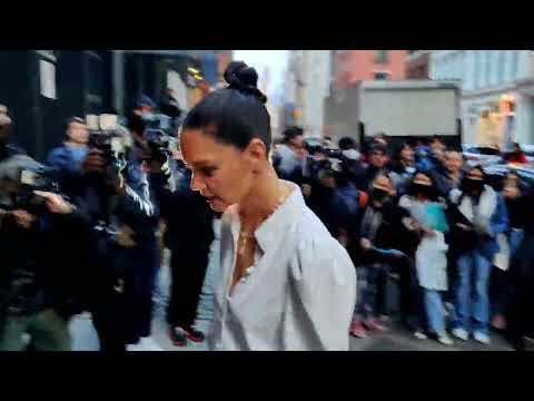 Video: Katie Holmes bermain-main di New York Fashion Week