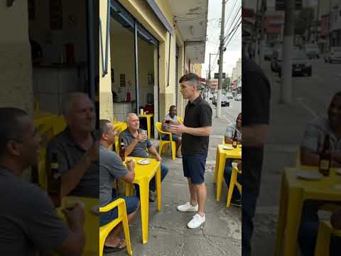 Ninguém estava preparado para encontrar o Thomas Shelby dono de adega no Brasil.