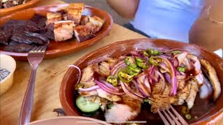 Banquete de carne al cajón cubano y camarones al ajo y miel