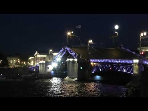 Wideo: Jak Podnoszone Są Mosty W Petersburgu