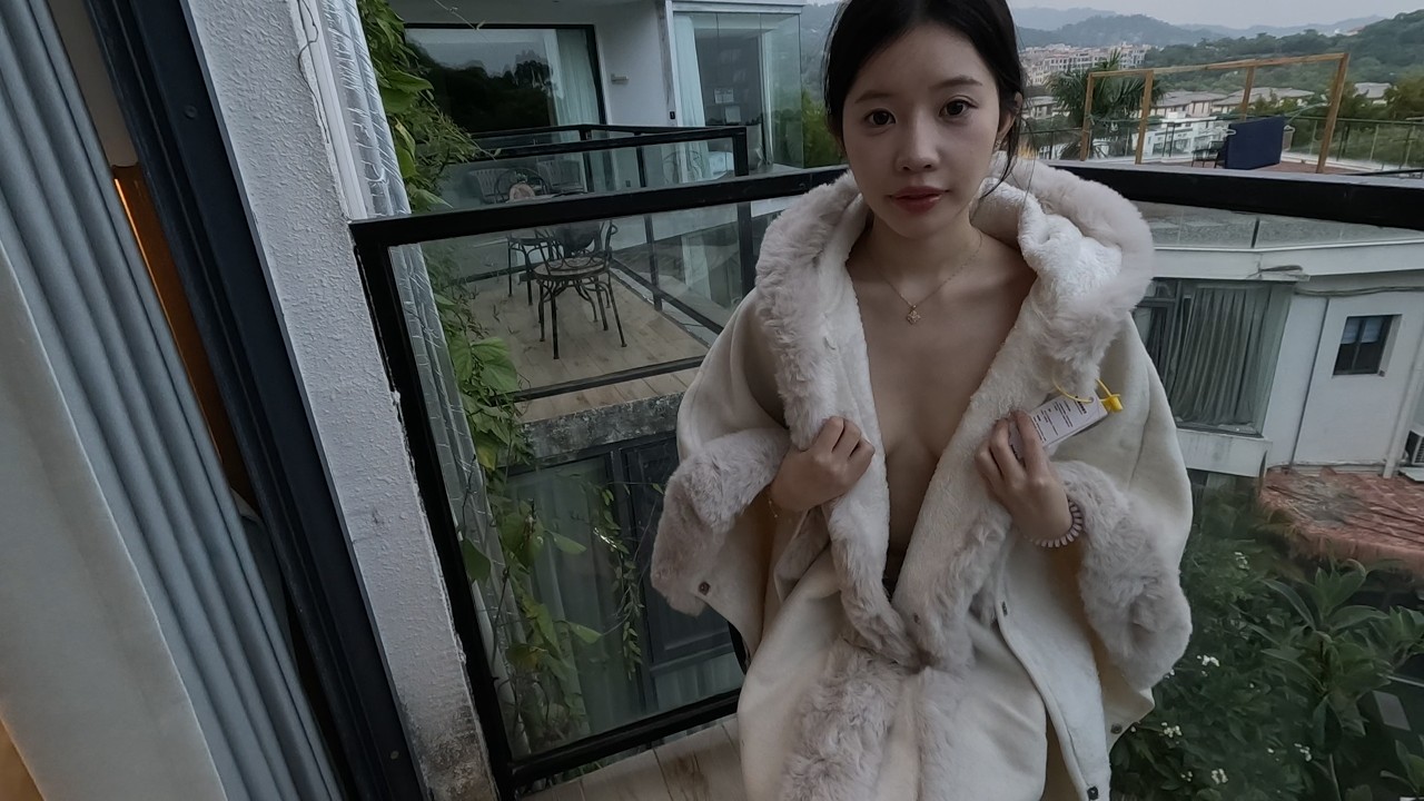 Всегда улыбающаяся и очаровательная Бэйбэй демонстрирует дизайн нашей зимней накидки Proudfox в э...