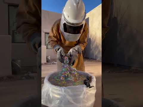 Pouring molten aluminum