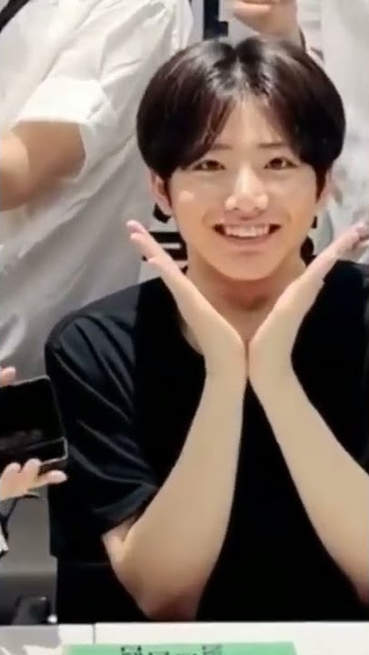 Doyoung using Junkyu's phone as a film slate (perks of being a samsung user T_T) #treasure #junkyu