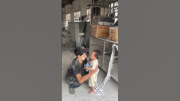 BAPAK INI BEKERJA SAMBIL MENGASUH ANAKNYA🥹