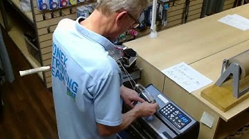 Time Lapse: How to String a Head Titanium 90 Badminton Racquet (Xie)