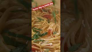 Μακαρονάδα με ντομάτα &amp; τυρί σε ένα σκεύος γιατί… Every day is pasta day 🍝