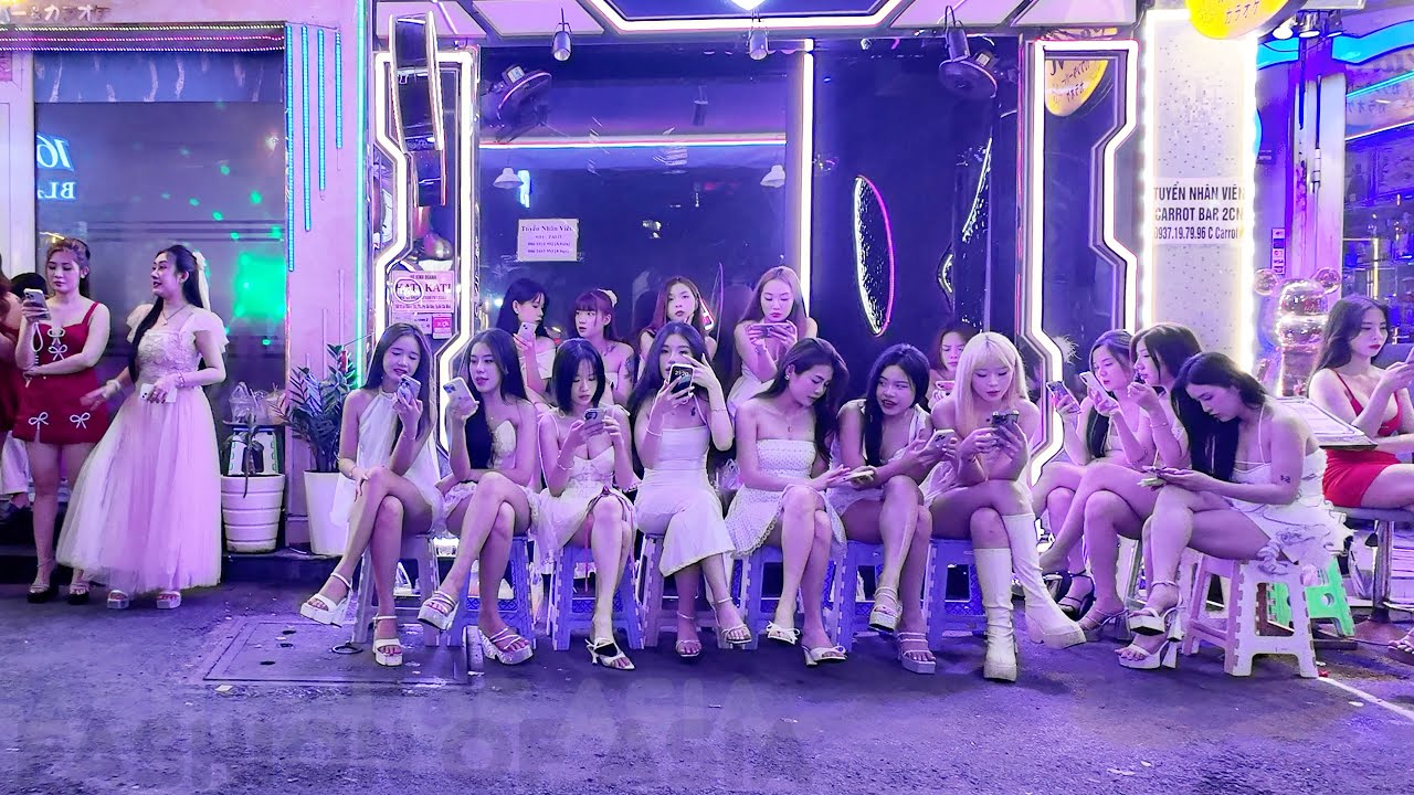 Halloween Vietnam! Saigon Hochiminh city night street look around!