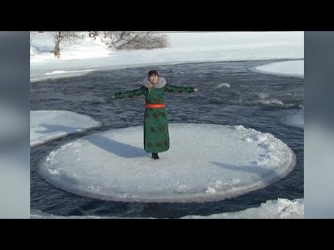 Ice circle attracts tourists to north China city