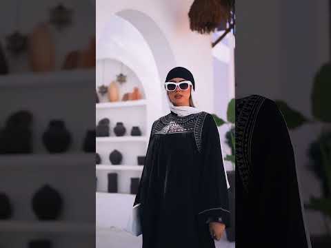 موديل مرجانة عباية شيك جدا مطعمة بتطريز فرعوني علي الصدر معنا انتي السلطانة