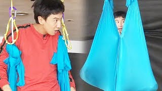 Lee Gwangsoo is flustered by the extraordinary yoga move. "Is this right?" 《Running Man》 EP418