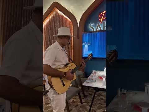 لما بسمع صوتك بنسى كللي بدي أولو بدي ألك علي بألبي ويؤلو شو مايؤلو