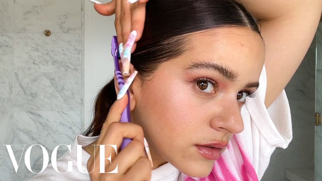 ⁣Rosalía's Guide to Pink Eyeshadow and a Slicked-Back Ponytail | Beauty Secrets | Vogue