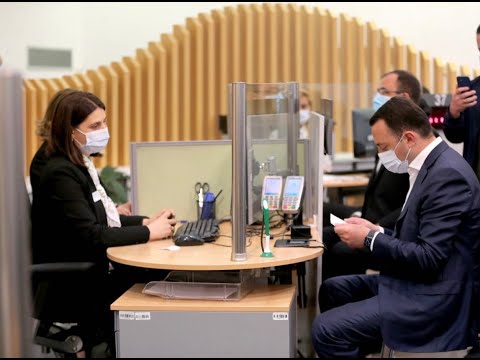 პრემიერ-მინისტრმა ქუთაისის იუსტიციის სახლში კოვიდ-ბარათი აიღო