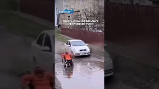 На Руках Вынес Бабушку Из Глубокой Лужи