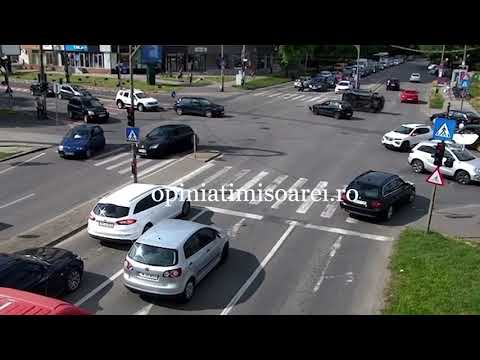 Masina rasturnata in intersectie, la Timisoara. O femeie a fost ranita.