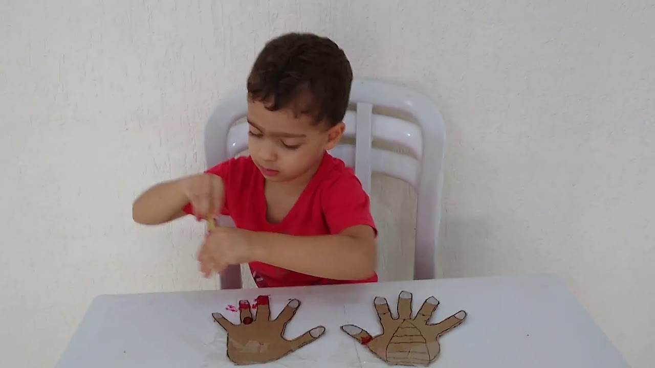 pintando as unhas para os jogos da escola! 💙 #nails #pintandoasunhas
