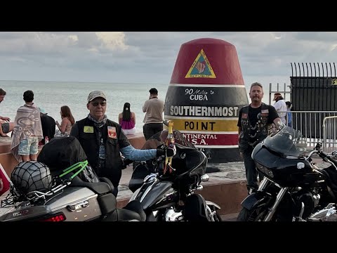 دو تفنگدار دریایی با موتورسیکلت های خود در سراسر کشور سفر می کنند تا برای قهرمانان کشته شده پول جمع آوری کنند