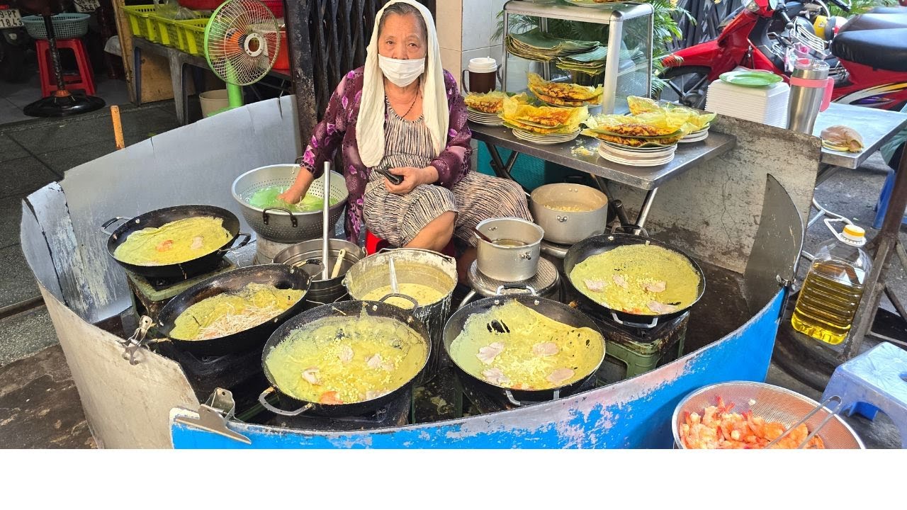 Hàng bánh xèo tôm rút chỉ đông khách ở Sài Gòn, cô chủ một mình xoay 5 chảo đổ liên tục