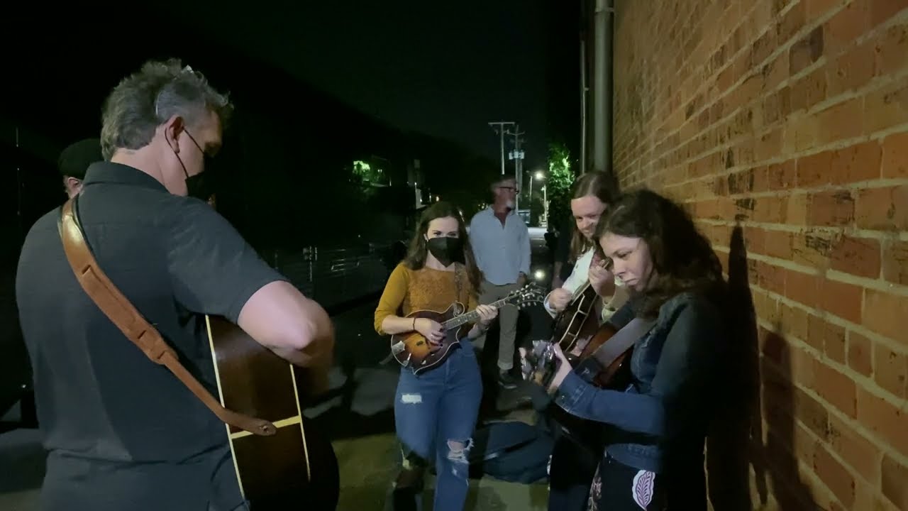YouTubeでKeep on the Sunny Side of Life - Bryan Sutton, Sierra Hull, Mark Schatz, Lucy & Libby Lindblom jamを視聴 YouTubeでKeep on the Sunny Side of Life - Bryan Sutton, Sierra Hull, Mark Schatz, Lucy & Libby Lindblom jamを視聴