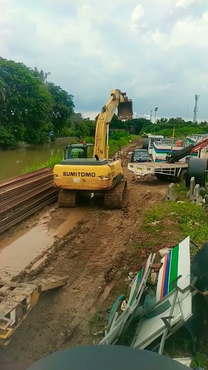 concrete road barrier lifted with Sumitomo SH 210 excavator #shorts #excavator #truck