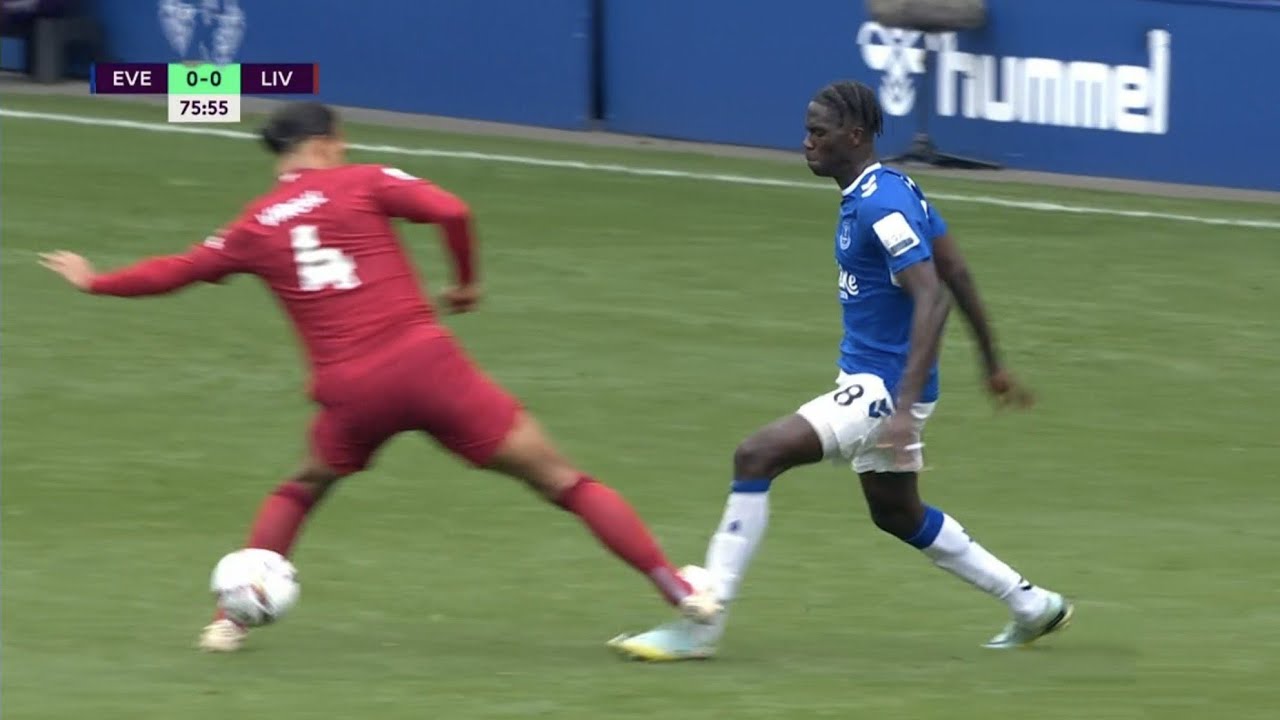van Dijk BAD foul vs Everton
